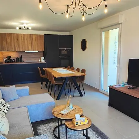 Apartman Spacious With Lovely Terrace Saint-Raphaël