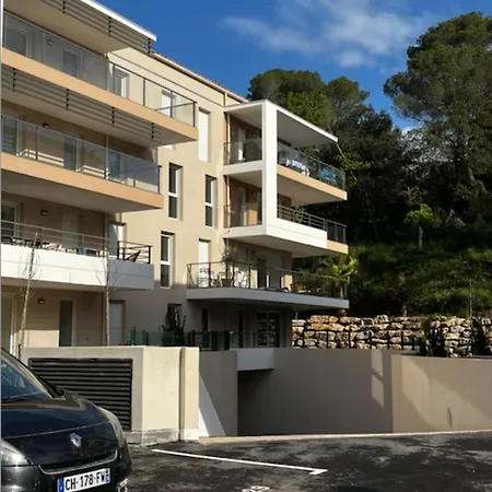 Spacious With Lovely Terrace Apartman Saint-Raphaël