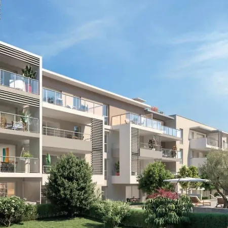 Spacious With Lovely Terrace * Saint-Raphaël